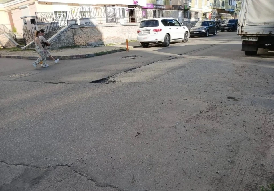 Дорога развалилась в центре Калуги