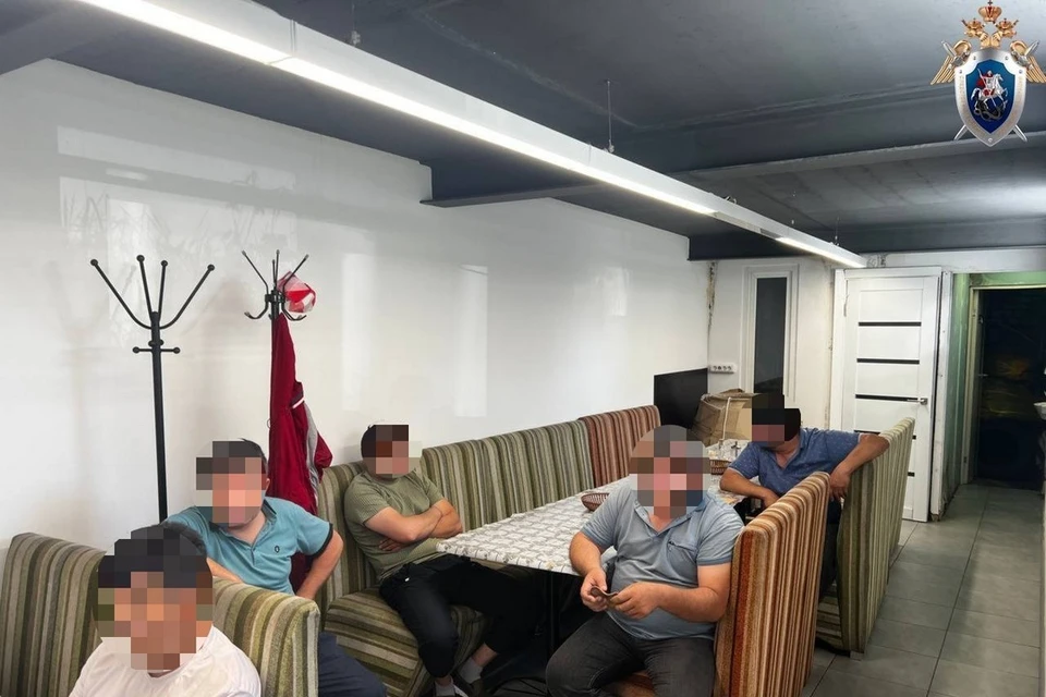 Следователи нагрянули в кафе в поисках подозреваемых в перестрелке на Комендантском проспекте и нашли там шесть нелегальных мигрантов. Фото: ГСУ СКР по Петербургу