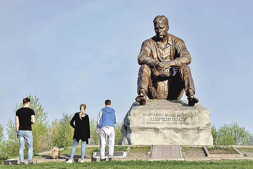 На горе Пикет у села Сростки на Алтае стоит памятник Василию Макаровичу. Его автор - Вячеслав Клыков. Фото: Юрий СМИТЮК/ТАСС