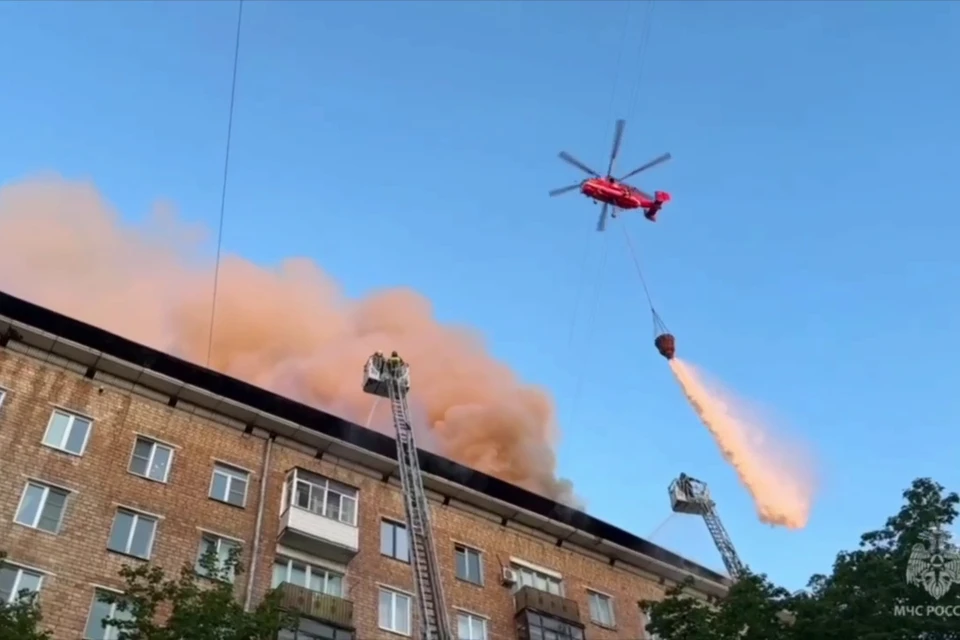 Вертолет сбросил 20 тонн воды на горящее здание в Москве. Фото: кадр из видео МЧС.