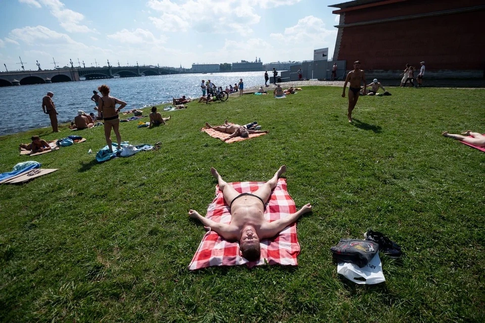 Жара продолжает держаться в Петербурге.