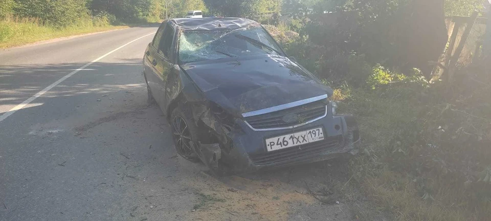 В результате лопнувшего колеса водитель легковушки врезался в дерево в Киреевском районе Тульской области