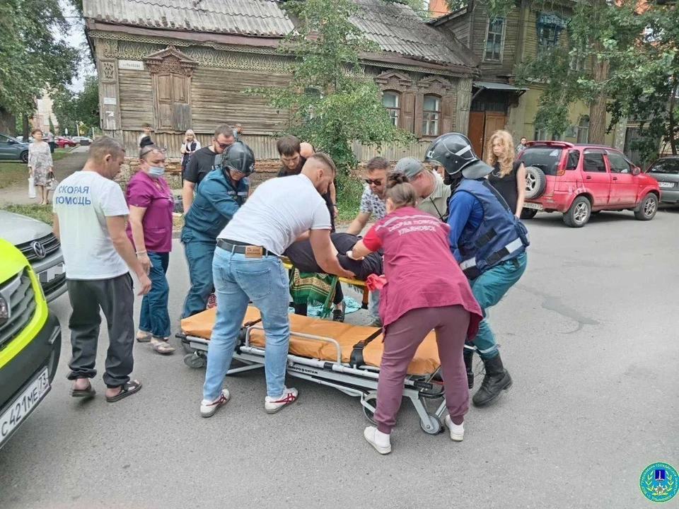 Ульяновские спасатели помогли доставить в больницу пострадавшую в ДТП. ФОТО: тг-канал Управления гражданской защиты Ульяновска
