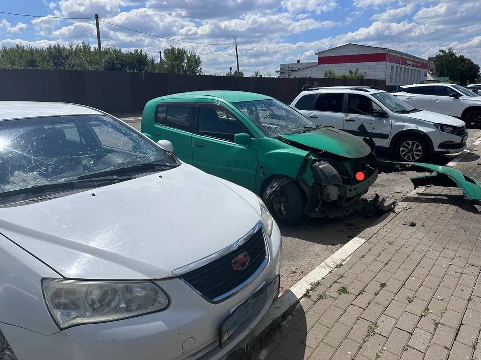 На парковке социального объекта повреждены три машины.