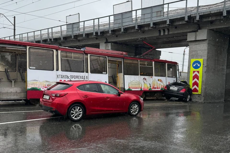 Автомобиль Nissan оказался буквально раздавлен многотонным вагоном.