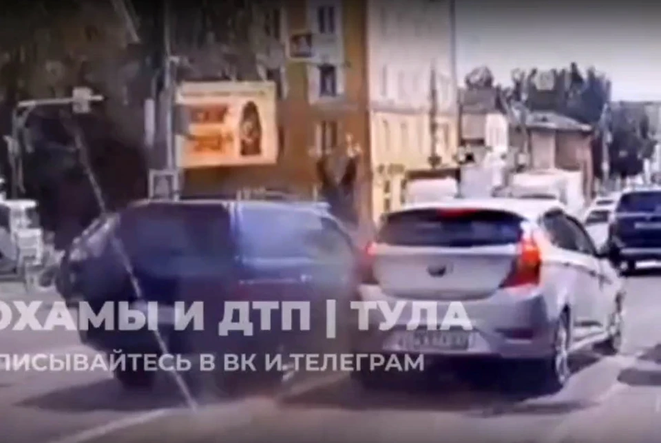 В тройном ДТП на улице Октябрьской в Туле сбили мотокурьера. Фото: «Автохамы и ДТП Тула».