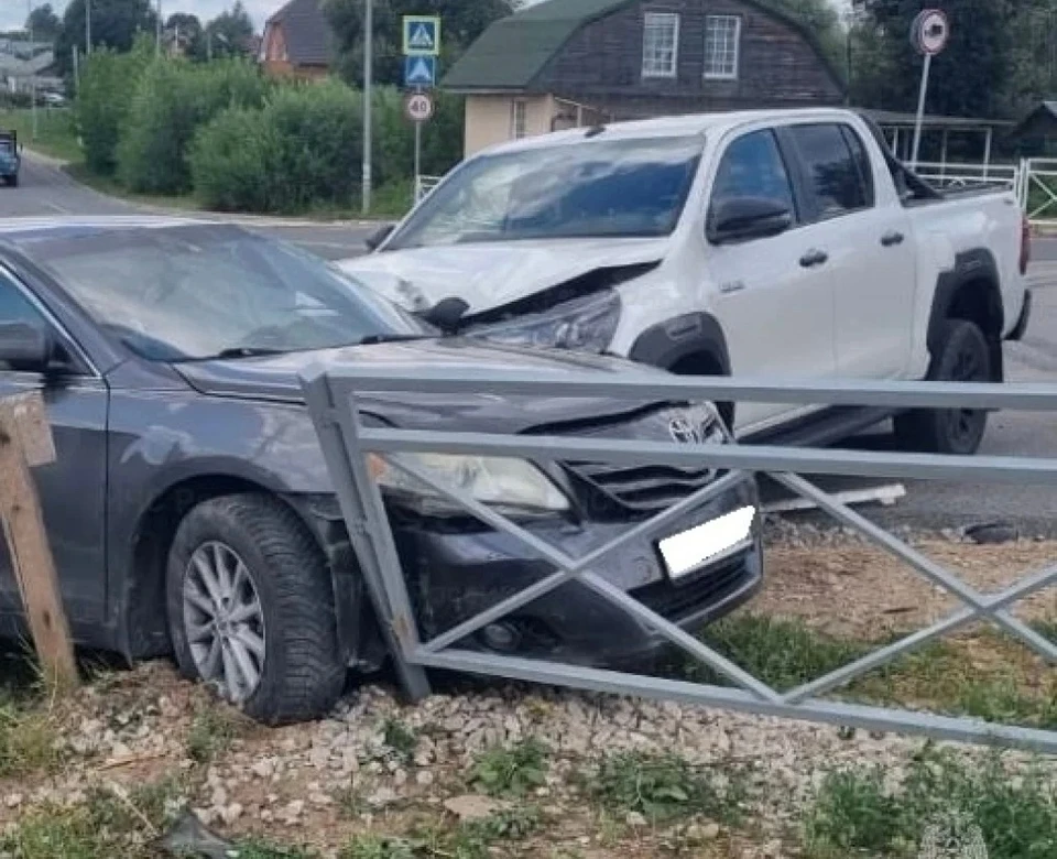 Две «Тойоты» разбились в Медыни