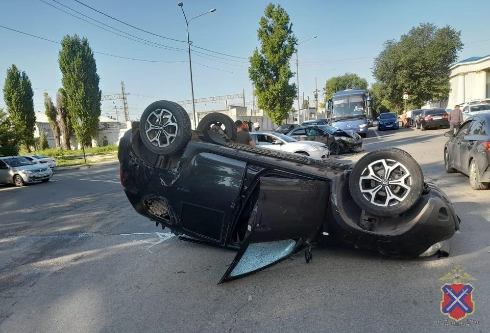 Машина перевернулась на крышу.