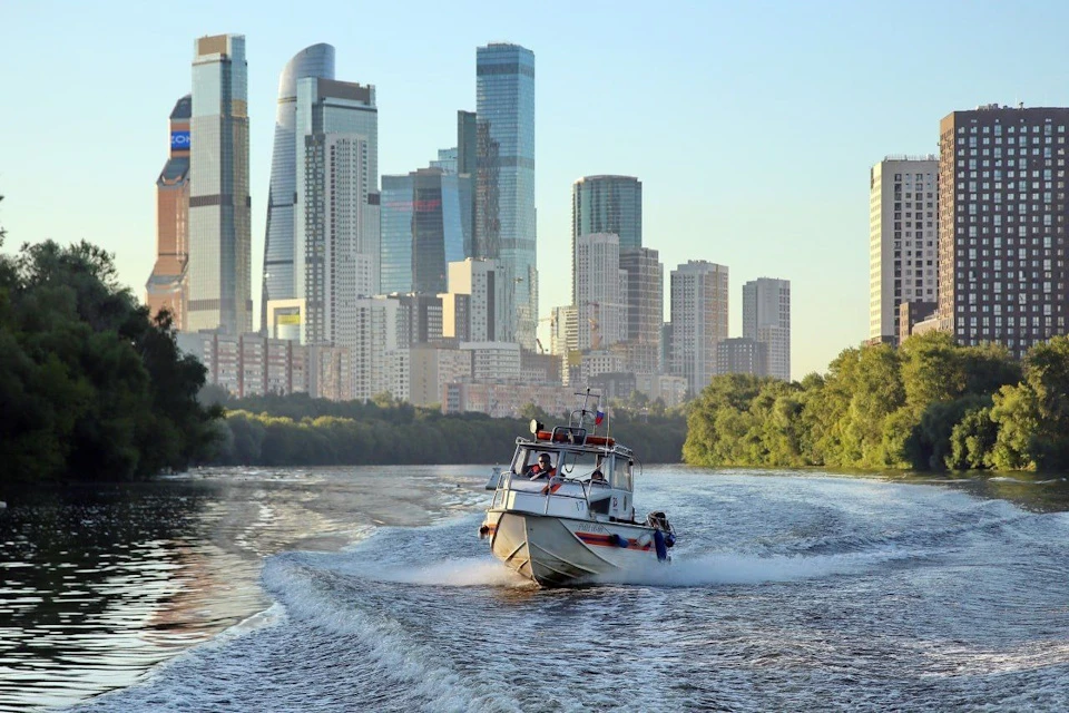 В Москве из-за жары спасатели усилили патрулирование на городских водоемах