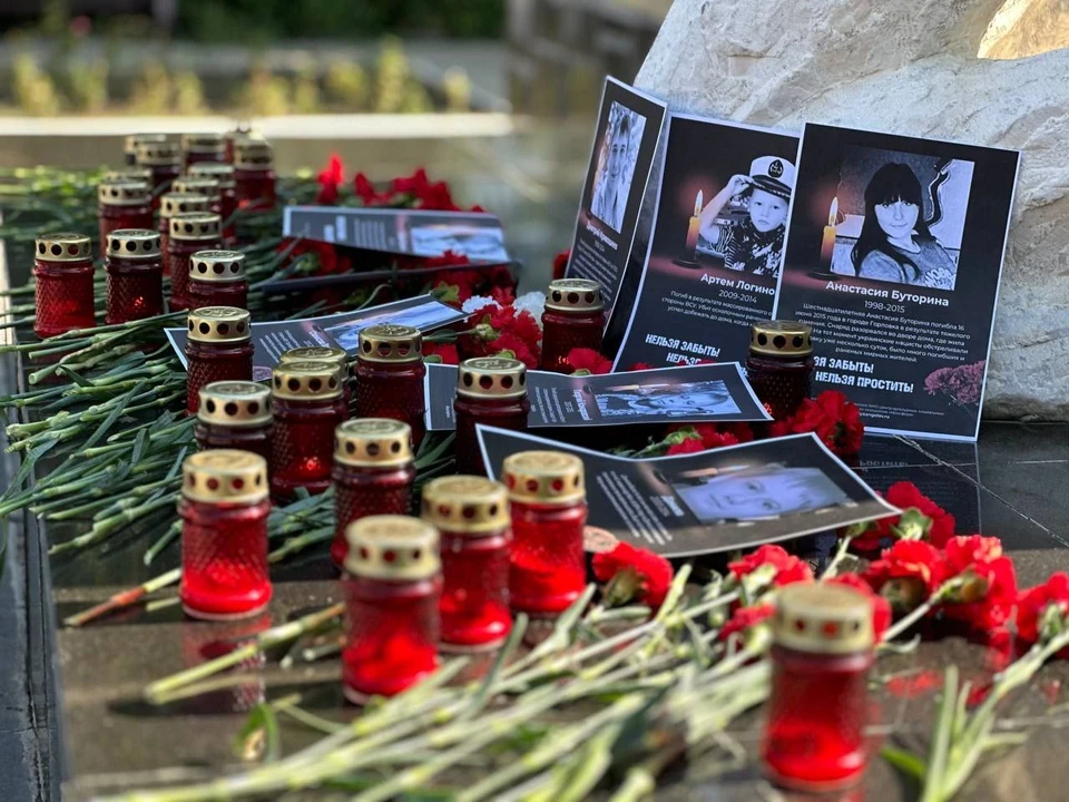 Павших ребят почтили минутой молчания и возложили цветы и свечи