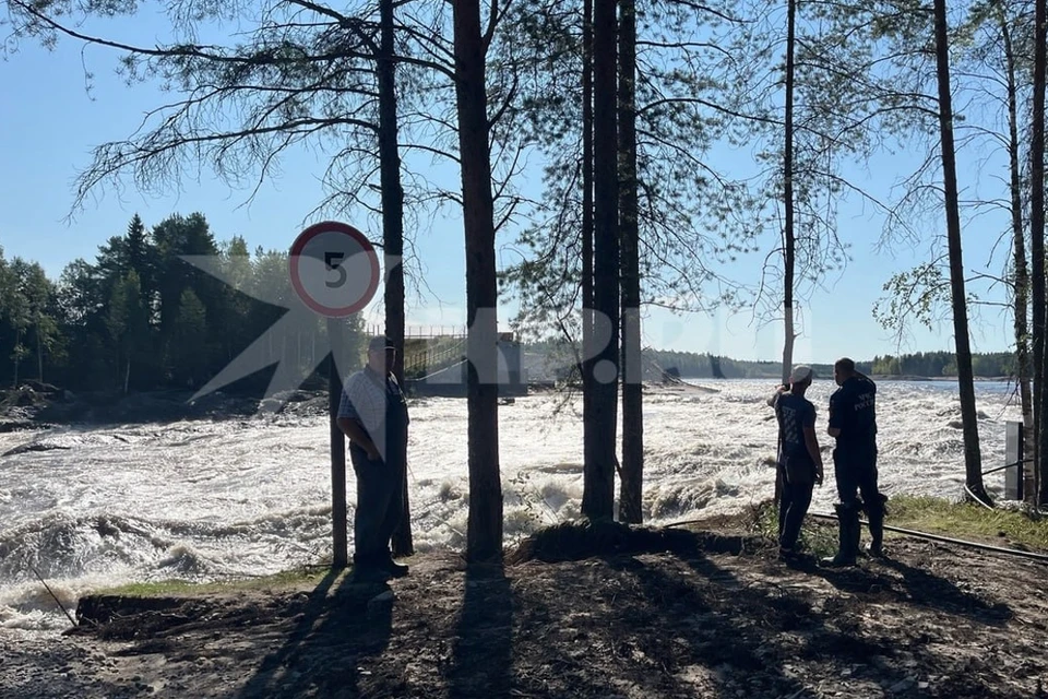 Собрали, что известно о прорыве плотины у поселка Шавань в Карелии.