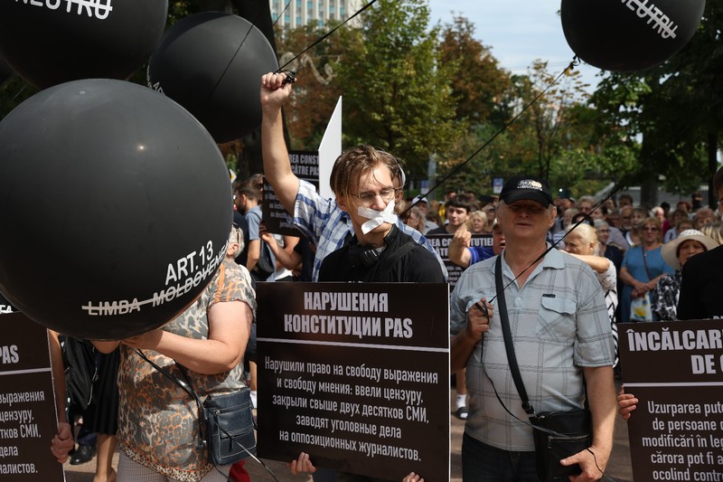 Блок «Победа» провел протестную акцию в защиту основного закона Республики Молдова