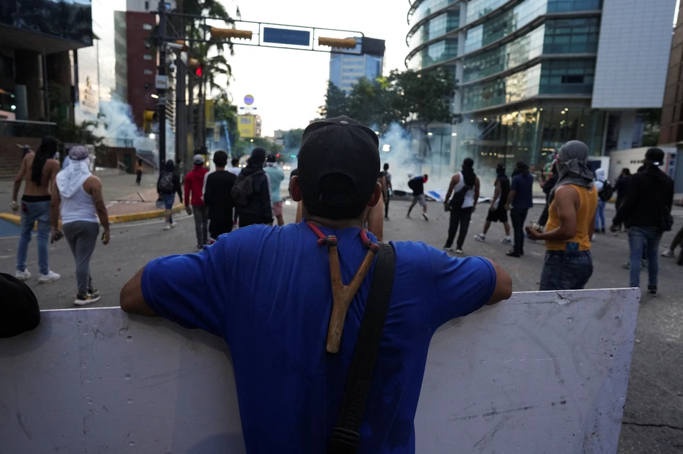 В Каракасе идут столкновения оппозиции с полицией.