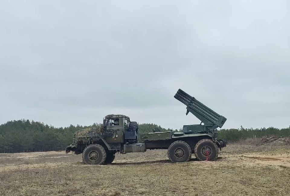 Военнослужащие выпускают по украинским вооруженным формированиям дождь из "Града", накрывая огнем определенные заранее вражеские цели. ФОТО: скриншот из видео минобороны РФ