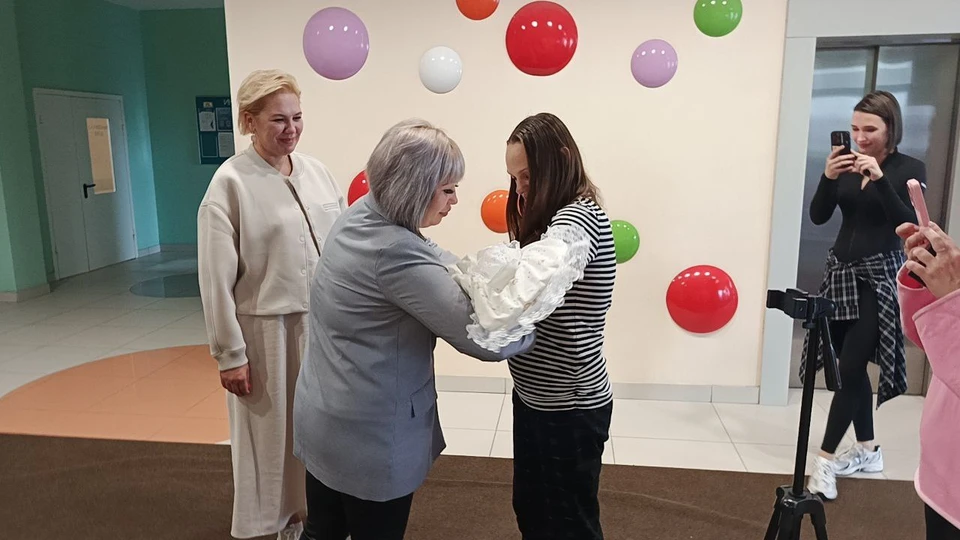 Екатерина станет крестником малышу, который родился у ее магазина