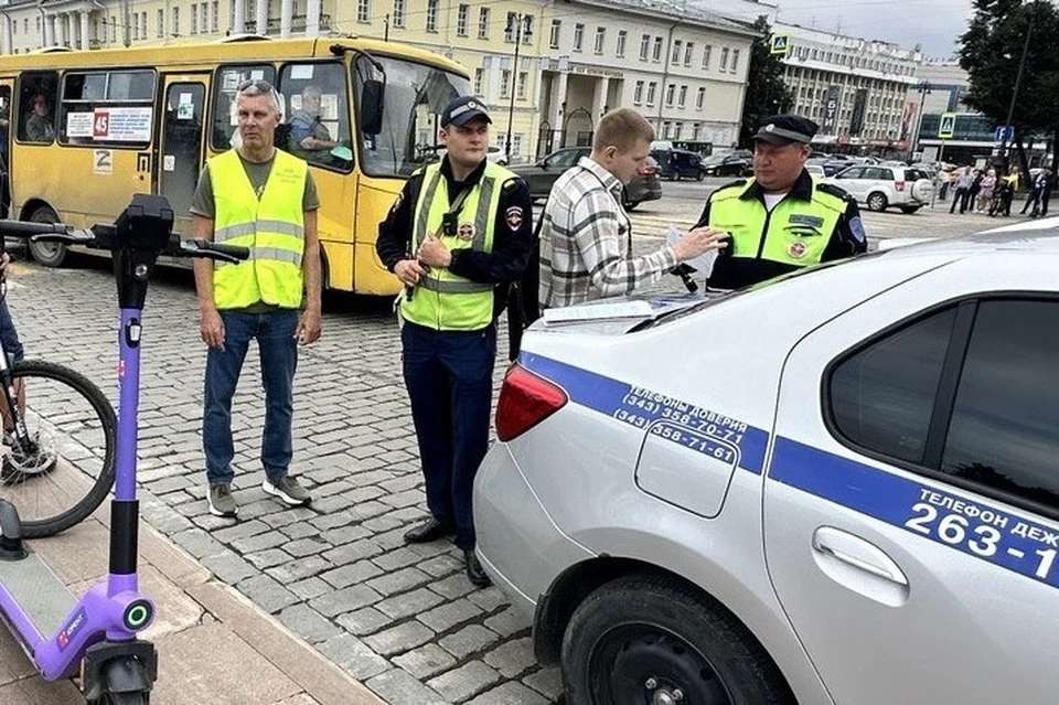 Сотрудники ГИБДД объясняли нарушителям, как правильно переходить дорогу, управлять СИМ и велосипедом. Фото: пресс-служба ГИБДД по Екатеринбургу