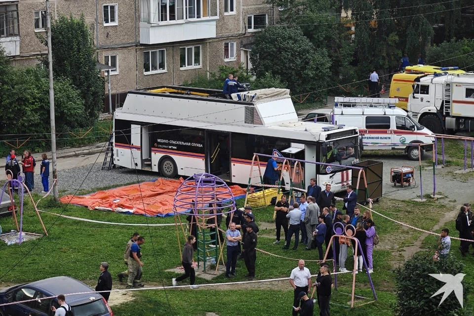 У обрушившегося дома в Нижнем Тагиле развернули мобильный пункт территориального центра медицины катастроф