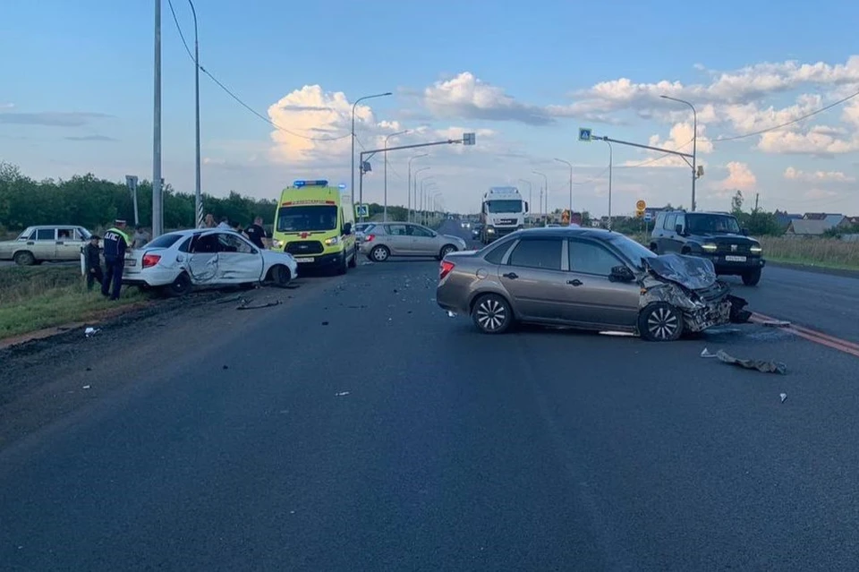 В результате ДТП пострадали двое несовершеннолетних пассажиров и водители.