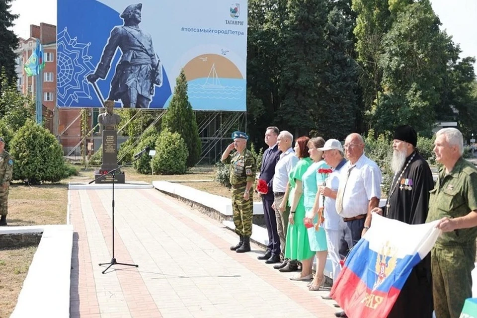 Торжественное мероприятие провели около памятника генералу Василию Маргелову. Фото: телеграм-канал главы администрации Таганрога Андрея Фатеева