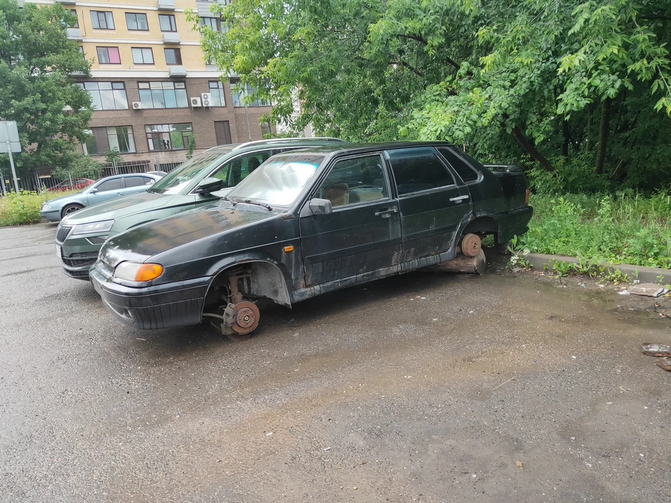 Люди жалуются на брошенные машины.