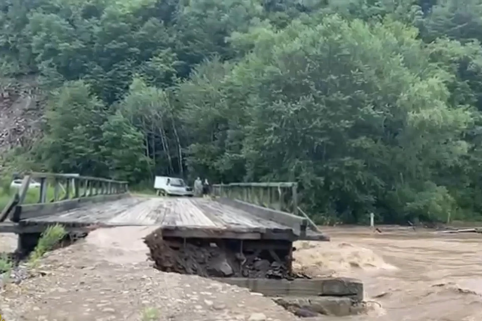 Мост начнут восстанавливать после спада воды. Фото: принтскрин видео прокуратуры Приморья.