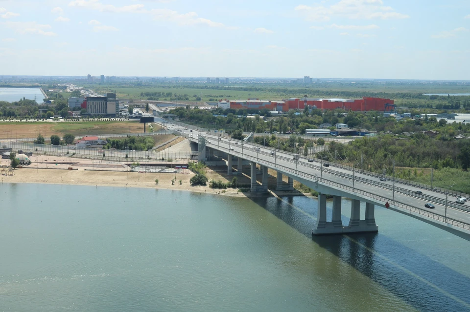 Под Ворошиловским мостом из Дона достали мужчину.