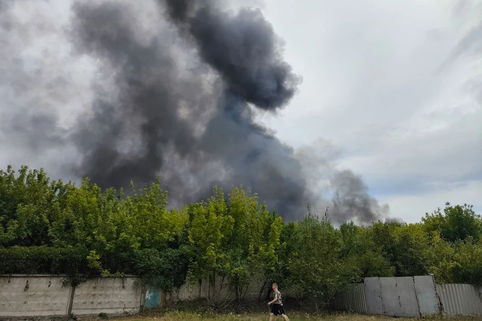 На месте падения обломков ракет вспыхнула трава