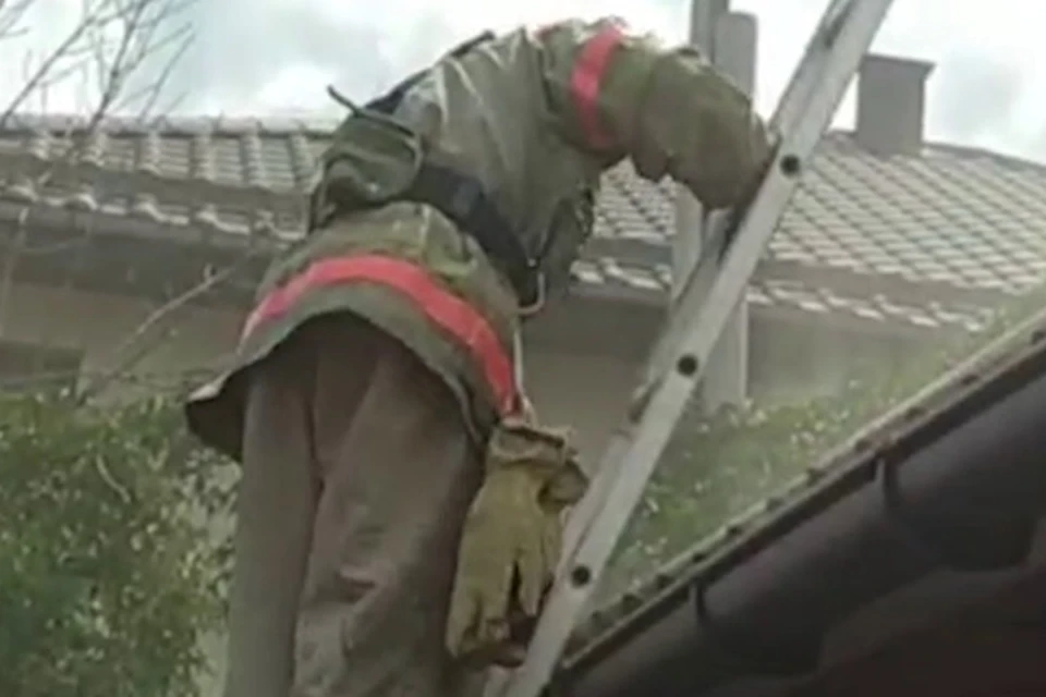 5 августа в 13:23 в Луганске во дворе частного дома на улице Декабристов из-за замыкания электропроводки горела баня. Фото - скрин из видео МЧС ЛНР