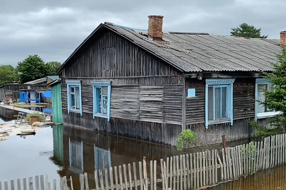 В муниципалитете организованы лодочные переправы. Фото: принтскрин видео министерства ГОЧС.