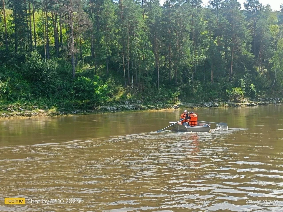 Мужчина переплыл реку на резиновой лодке, но пока рыбачил, лодка уплыла.