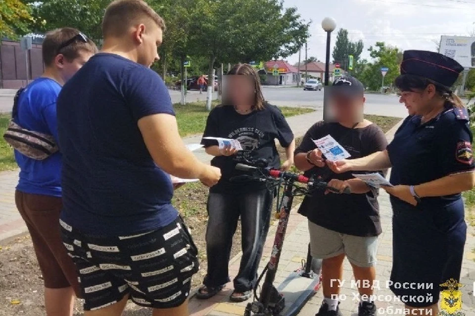 В Херсонской области в канун международного дня светофора провели мероприятие "Безопасность на дорогах". ФОТО: ГУ МВД России по Херсонской области