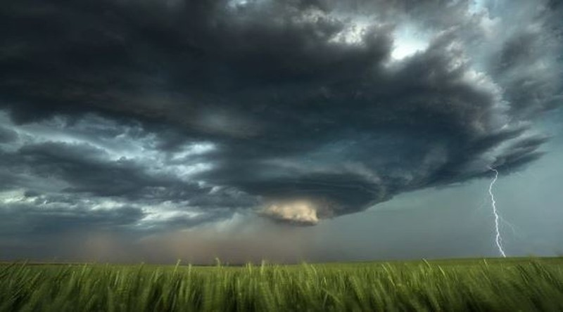 Лучше не выходите из дома, грядёт ураган. Фото: соцсети