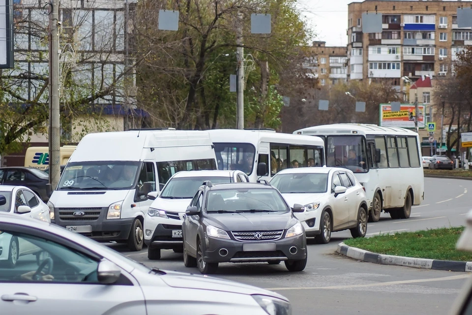 Чаще всего пассажиры жалуются на долгое ожидание, большую наполняемость, давку, заходы только через переднюю дверь.