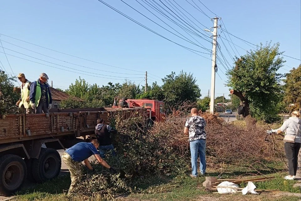 В Луганске с улиц Каменная и Парковая вывезли в общей сумме более 92 кубометров веток и мусора 16 августа. Фото - администрация Луганска