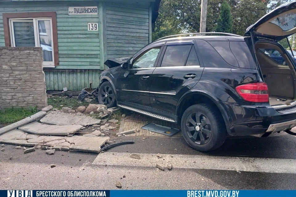 В Бресте водитель Mercedes на скорости врезался в угол дома. Фото: УВД Брестского облисполкома.