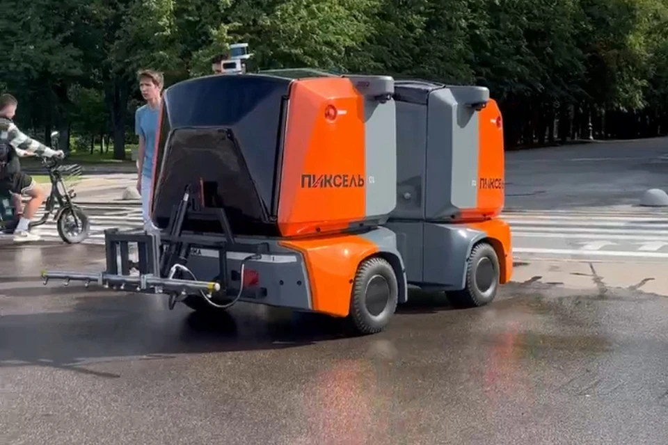 Робота-уборщика «Пиксель» протестировали в парке Петербурга. Фото: t.me/razumishkin