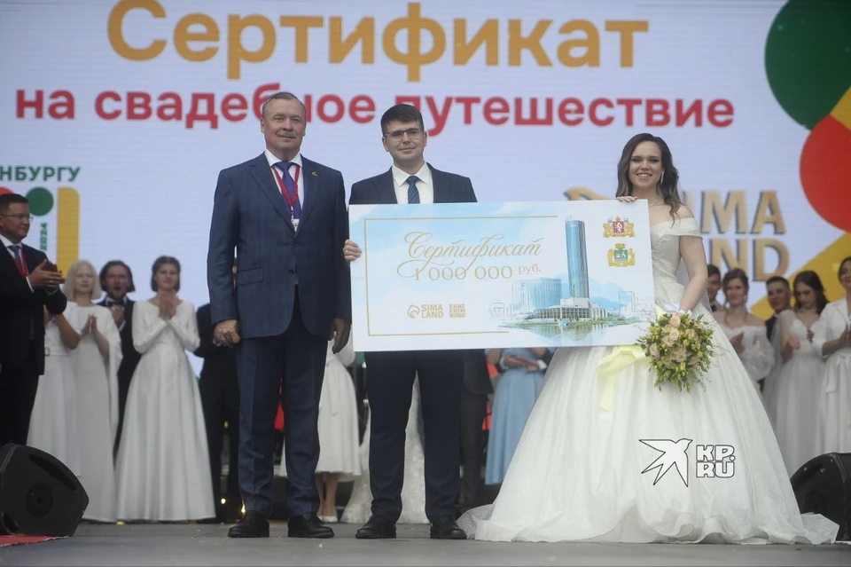 Приз молодоженам вручил Алексей Орлов