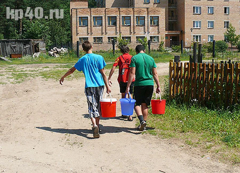 Несколько дней калужане носят домой воду в вёдрах.