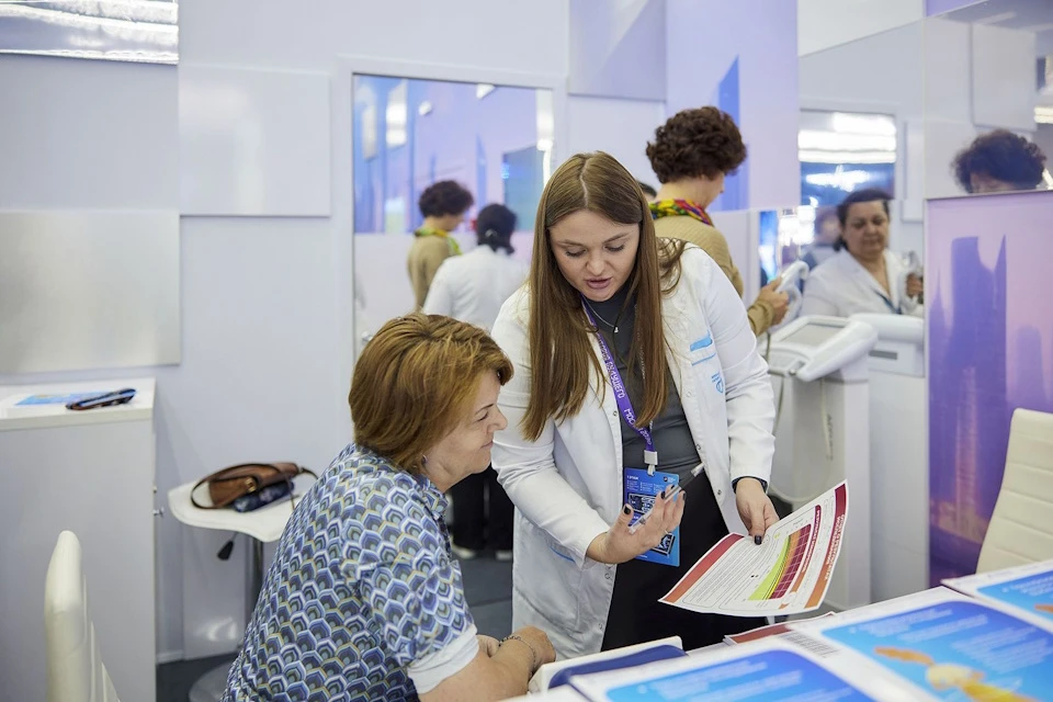 В Гостином дворе на фестивале «Москва 2030» можно узнать свой биологический возраст. Фото М. Денисова. Mos.ru