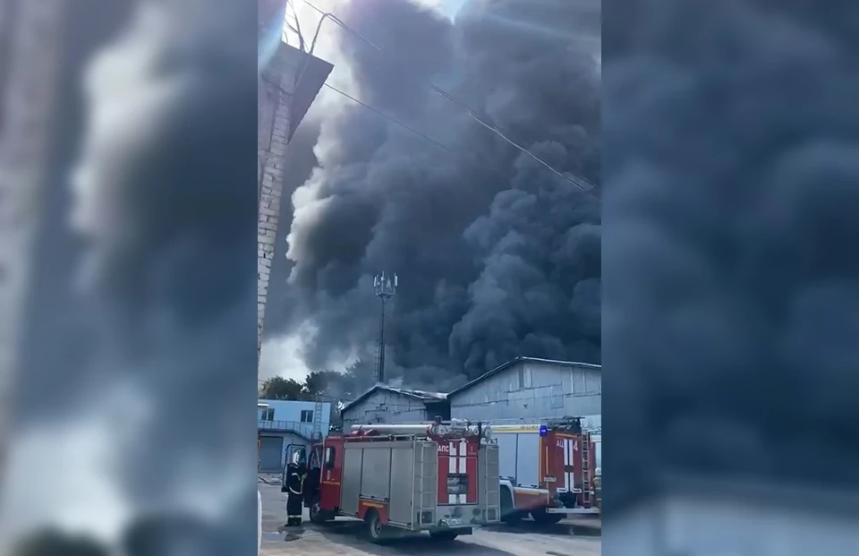 Пожарные уже локализовали возгорание и потушили открытый огонь.