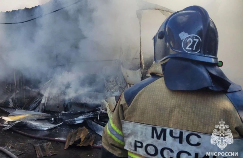 В Пролетарском районе спасатели продолжают тушить промбазу. Фото: ГУ МЧС по Ростовской области