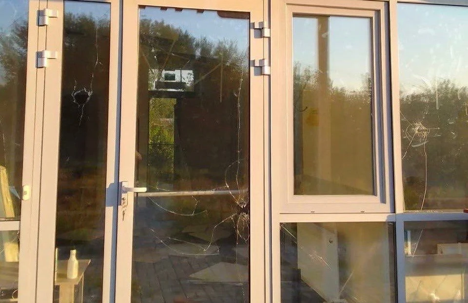 В Валуйском городском округе в селе Старый Хутор FPV-дрон повредил социальный объект (посечены кровля и фасад, выбиты окна).