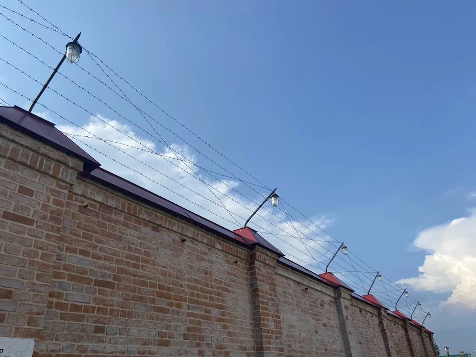 Молодой человек убил семейную пару, а потом сжег их тела в вагоне-бытовке.