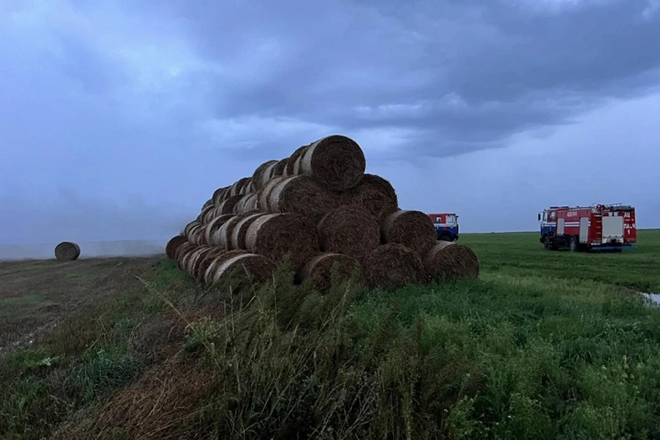 Под Новогрудком 70 тонн соломы сгорели из-за удара молнии. Фото: МЧС.