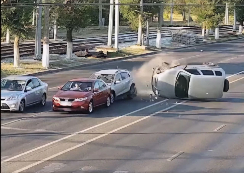 Автомобиль перевернулся - водителя ослепило солнце.