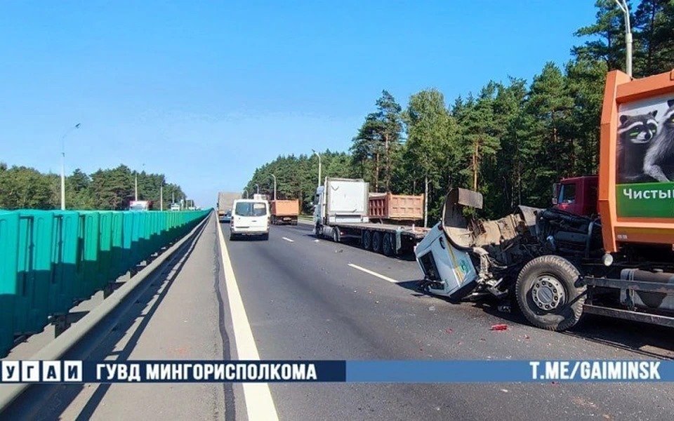 Мусоровоз и фура столкнулись в Минске. Фото: ГУВД Мингорисполкома.