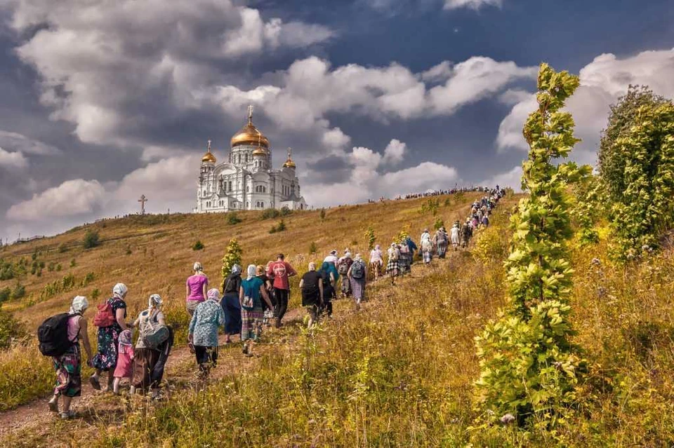 Поклониться святыням России, едут паломники из разных стран. Фото: соцсети