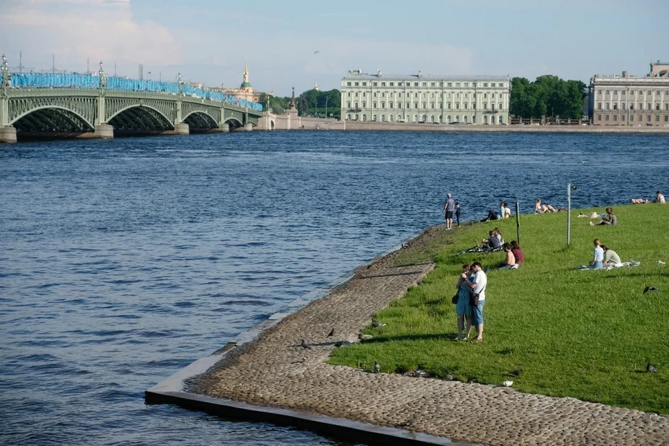 Жаркая и сухая погода задержится в Петербурге еще как минимум на два дня.