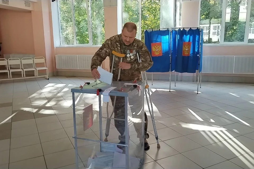 Участники спецоперации, несмотря на ранения, пришли в избирательные участки Петербурга, чтобы принять участие в выборах губернатора. Фото: пресс-служба Горизбиркома