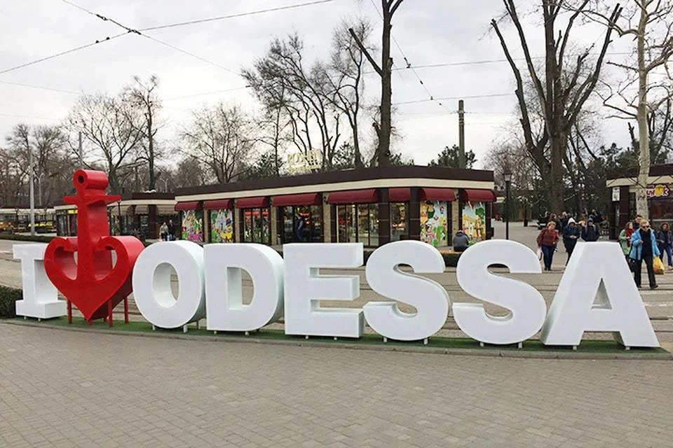 В Одессе составили протоколы на общественников, разбивших изображение Ленина. Фото: Анастасия МАТВЕЕВА